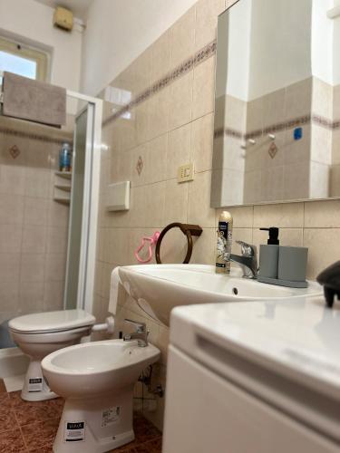 ein weißes Bad mit einem WC und einem Waschbecken in der Unterkunft Giulia's House in Turin