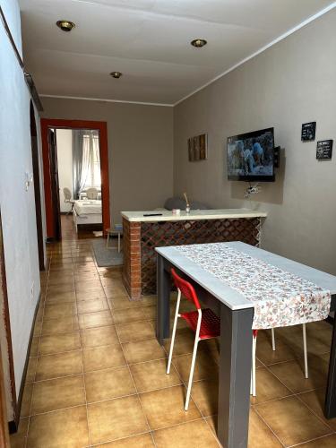 eine Küche mit einem Tisch und einer Arbeitsplatte in der Unterkunft Giulia's House in Turin