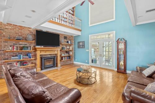ein Wohnzimmer mit einem Sofa und einem Kamin in der Unterkunft Lake Charles Luxe: Casino Escape in Lake Charles