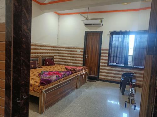 1 dormitorio con 1 cama en una habitación en Babu seva, en Govardhan