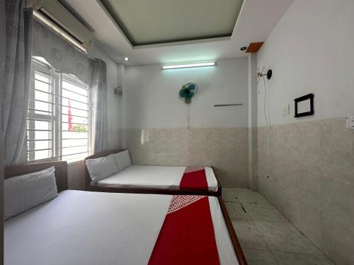 a small room with a bed and a window at SPOT ON 899 Bao Ngan in Da Nang