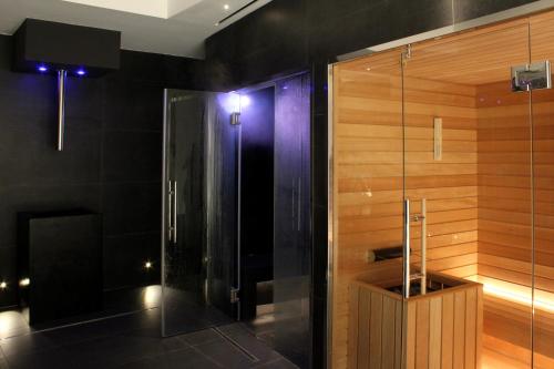 y baño con ducha y puerta de cristal. en Palazzo Cartari en Palermo