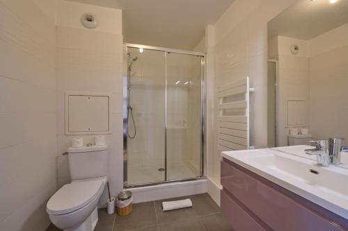 une salle de bain avec une douche, des toilettes et un lavabo dans l'établissement Cosy appartement direct PARIS La Défense, à Rueil-Malmaison