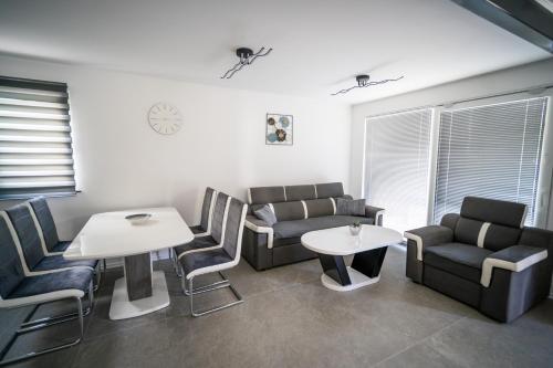 Ruang duduk di Apartma Tim Terme Čatež