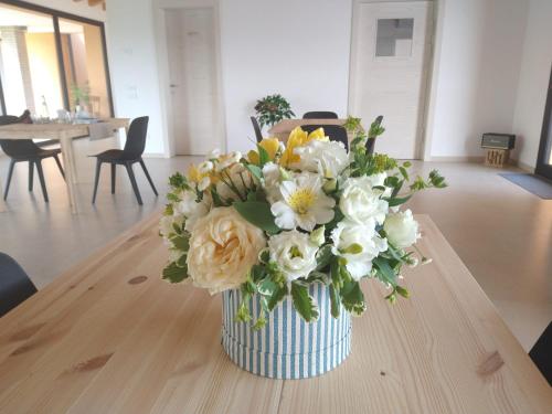 a bouquet of flowers in a vase on a table at Agriturismo Verdecielo in Padova