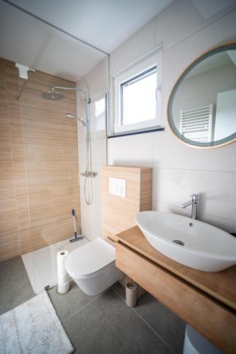 Bilik mandi di Apartma Tim Terme Čatež