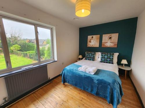 ein Schlafzimmer mit einem Bett und einem großen Fenster in der Unterkunft Paradigm Villa, Oxford,4 Bedroom, 4 Free Parking Spaces in Oxford