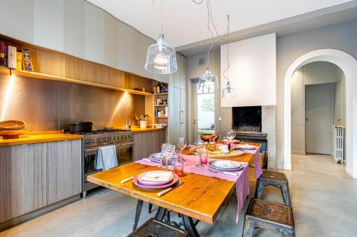 - une cuisine avec une table en bois et des verres dans l'établissement GuestReady - Maison de Charme près de la Nature, à Boulogne-Billancourt