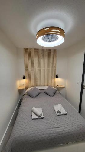 une chambre avec un lit avec deux serviettes dessus dans l'établissement Appartement Bord de Mer 4 pers / 2 Piscines, à Cannes