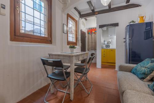 une cuisine et un salon avec une table et des chaises dans l'établissement Central Apartment With Private Courtyard!, à Bologne