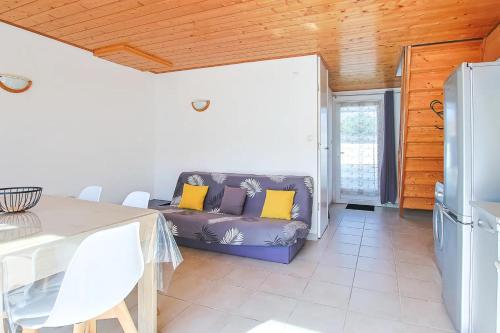 un salon avec un canapé et une table dans l'établissement Outrem'Her Maison bord de mer à l'Epine, à LʼÉpine