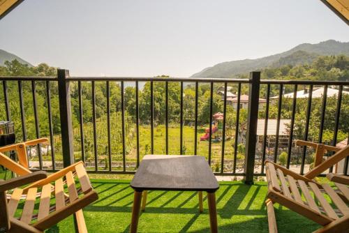 Nespecifikovaný výhled na hory nebo výhled na hory při pohledu z hotelu