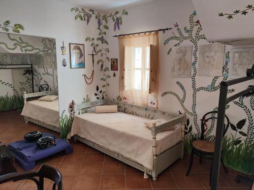 um quarto com 2 camas num quarto com papel de parede em Da Daniela em Lentini