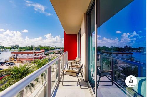 A balcony or terrace at Bnb Hyperion - 2BR Condo for 9 w Pool & Parking