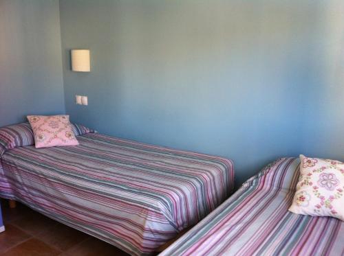 Postel nebo postele na pokoji v ubytování Oliva Nova CHALET VILLA DE LUJO A 50 METROS DE LA PLAYA