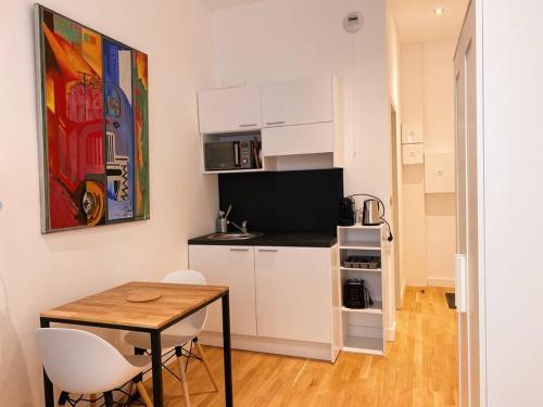 une petite cuisine avec une table et une salle à manger dans l'établissement Le Petit Lyonnais - Coeur de Lyon - 2 pers., à Lyon