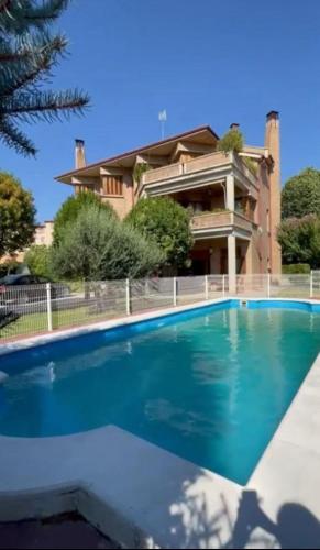 a swimming pool in front of a house at Casa Gilgar Olite in Olite
