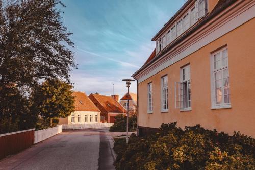 une rue vide dans une ville avec des bâtiments dans l'établissement Brøndums Hotel, à Skagen