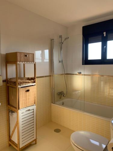 ein Badezimmer mit Badewanne, Toilette und Waschbecken in der Unterkunft Casa del Amanecer in Lajares