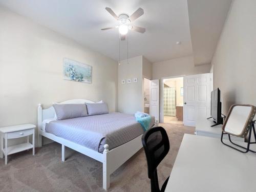 a bedroom with a bed and a ceiling fan at Sunshine Retreat 4 Bed Town Home-4017VBD in Kissimmee
