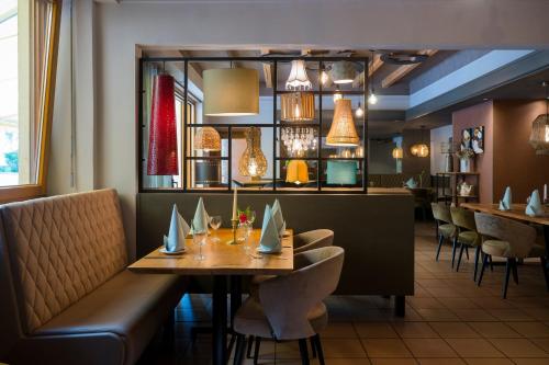 - une salle à manger avec une table et des chaises dans l'établissement Hotel-Restaurant Laux, à Merzig