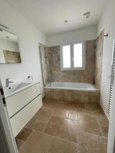 une salle de bain avec une baignoire et un lavabo et une baignoire dans l'établissement Beautiful Villa with pool!, à Vidauban