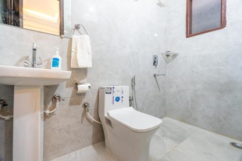 Koupelna v ubytování Homlee-Vasundhara 3BHK Flat- kitchen-Parking-Lift
