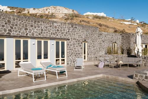 uma villa com uma piscina e um pátio em Almarossa Luxury Villas em Vourvoúlos