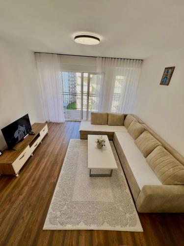 een woonkamer met een bank en een salontafel bij City Center 1bedroom in Ferizaj