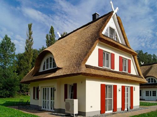 a house with a thatched roof at Villa Harmony in Glowe