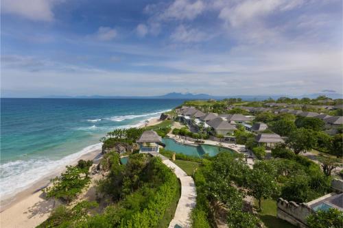 烏魯瓦圖的住宿－Jumeirah Bali，海滩上的度假村的空中景致