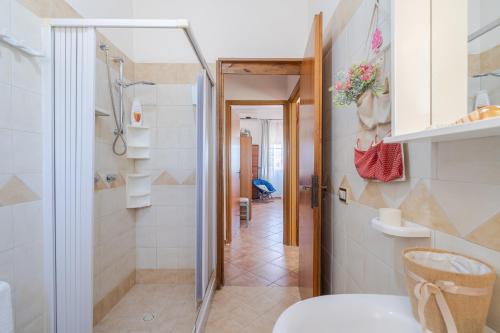 a bathroom with a shower and a toilet at Sara Home in Portopalo