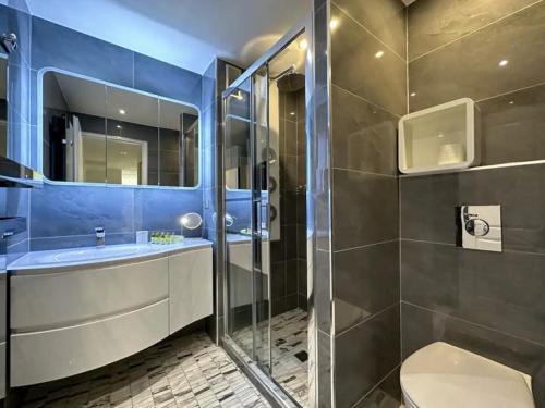 une salle de bain avec une douche, des toilettes et un lavabo dans l'établissement Modern 3 bedroom flat with balcony, à Cannes