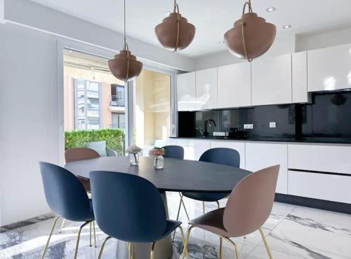 - une cuisine avec une table à manger et des chaises dans l'établissement Modern 3 bedroom flat with balcony, à Cannes
