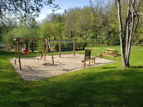 Gallery image of Camping EAU NATURELLE 2 étoiles Bungalow ou Tente 4 personnes dans un environnement calme et dépaysant in Tursac