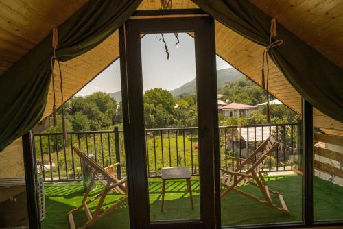 Nespecifikovaný výhled na hory nebo výhled na hory při pohledu z hotelu