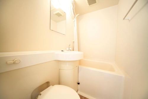 uma casa de banho com um WC, um lavatório e uma banheira em HOTEL 24sweets HAKUBA em Hakuba