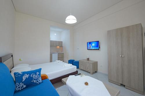 um quarto de hospital com uma cama e uma televisão em Flower Vila em Saranda