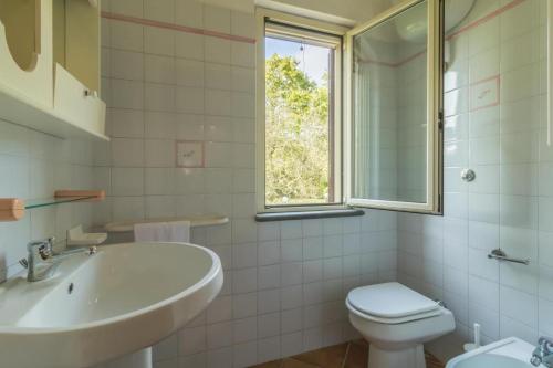 ボルセーナにあるCasa vacanze Seleneの洗面台、トイレ、窓のあるバスルーム