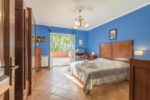 ボルセーナにあるCasa vacanze Seleneの青い壁のベッドルーム1室、ベッド1台が備わります。