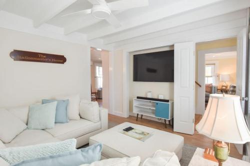 Una sala de estar con un sofá blanco y un televisor. en 5 Min Walk to Town Patio Yard & A C, en Provincetown