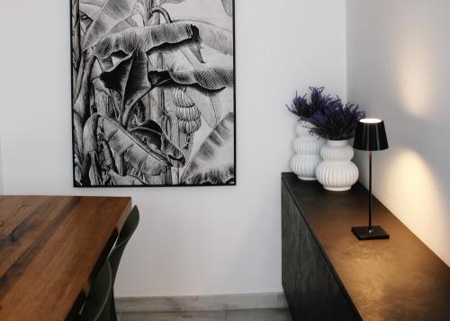 een woonkamer met een tafel en een schilderij aan de muur bij Alivi Indipendent Apartment in Brindisi