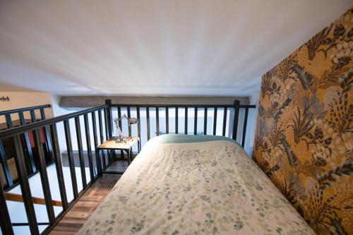 - un balcon avec un lit et une table de chevet dans l'établissement Urban loft C quartier Part-Dieu avec garage inclus, à Lyon
