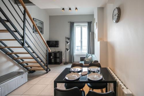 リヨンにあるUrban loft C quartier Part-Dieu avec garage inclusのリビングルーム(テーブル、階段付)