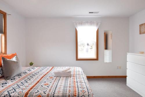 Ein Bett oder Betten in einem Zimmer der Unterkunft 12217 - Beautiful Views of Cape Cod Bay Access to Private Beach Easy Access to P-Town
