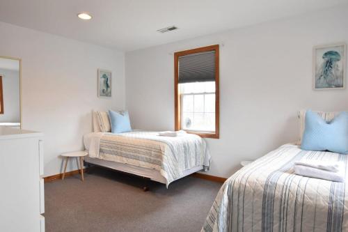 Ein Bett oder Betten in einem Zimmer der Unterkunft 12217 - Beautiful Views of Cape Cod Bay Access to Private Beach Easy Access to P-Town