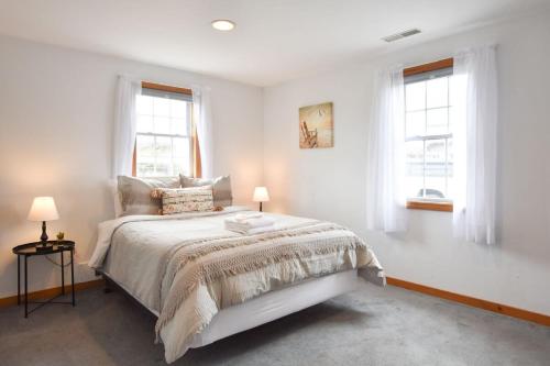 Ein Bett oder Betten in einem Zimmer der Unterkunft 12218 - Beautiful Views of Cape Cod Bay Access to Private Beach Easy Access to P-Town