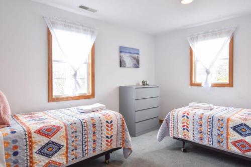 Ein Bett oder Betten in einem Zimmer der Unterkunft 12218 - Beautiful Views of Cape Cod Bay Access to Private Beach Easy Access to P-Town