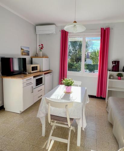 Photo de la galerie de l'établissement Petit appartement tranquille avec jardin - Hyeres Centre Ville, à Hyères