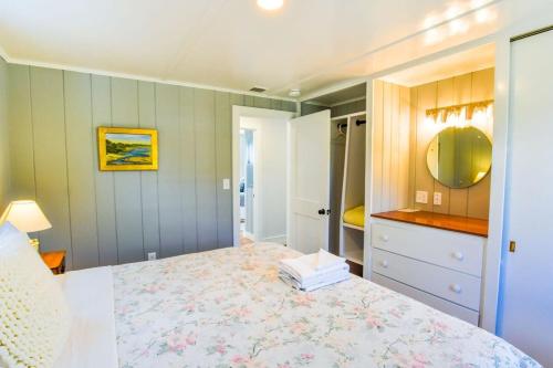 Ein Bett oder Betten in einem Zimmer der Unterkunft Ocean Views Steps to Private Beach A C